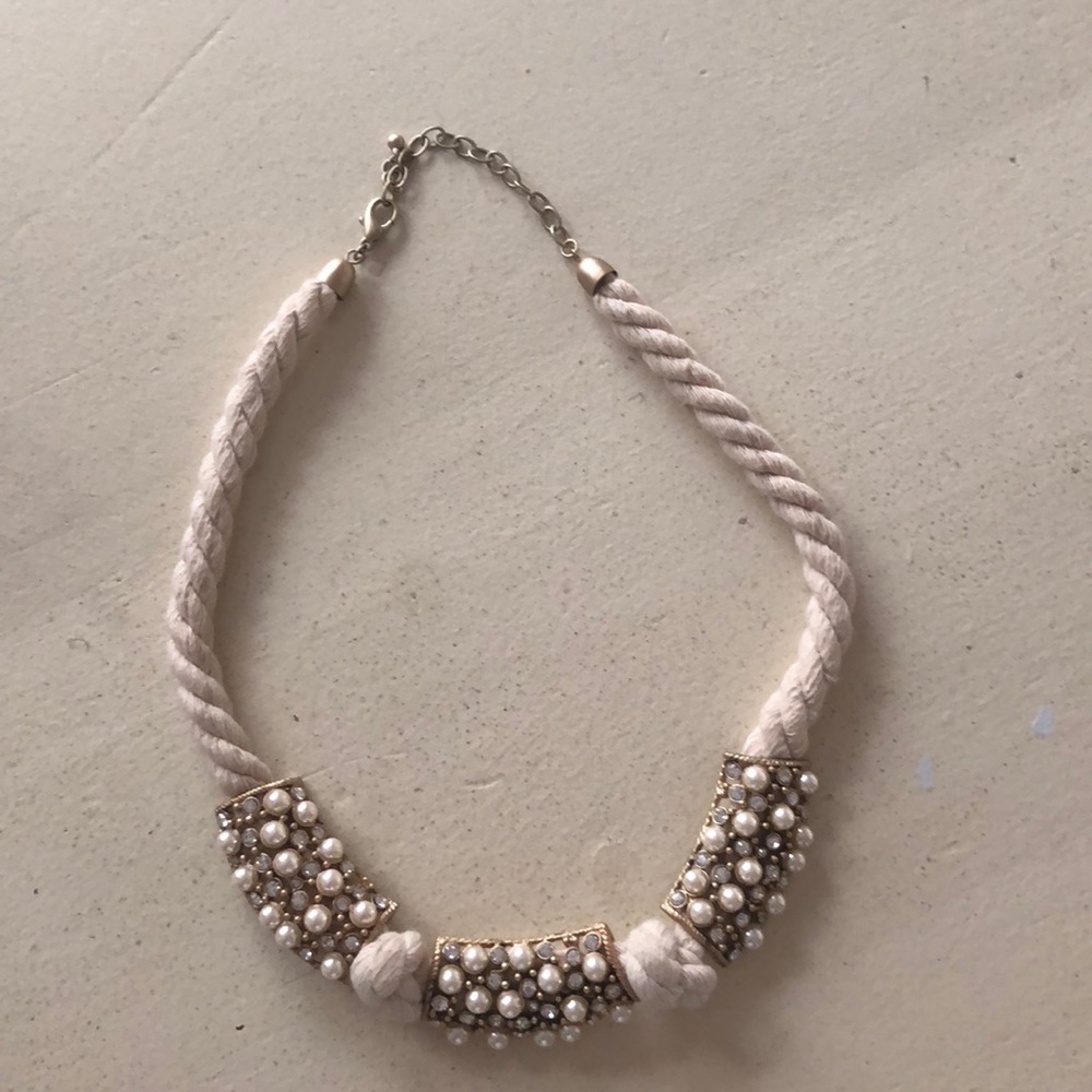 Beautiful & Unique Necklace of pearls and crystals
